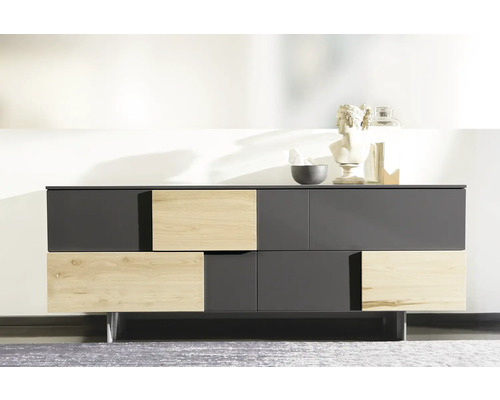 Modernes Sideboard mit Holz- und Metallakzenten im Wohnzimmer