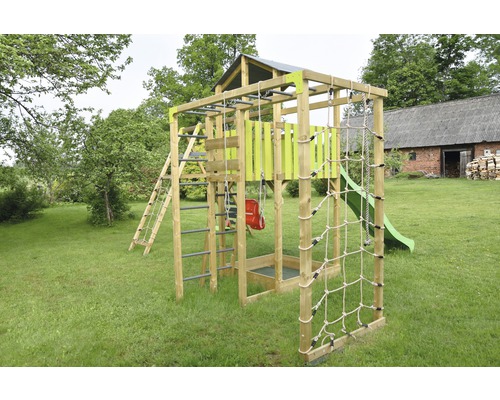 Spielplatz mit Klettergerüst, Rutsche, Schaukel und Sandkasten im Garten.