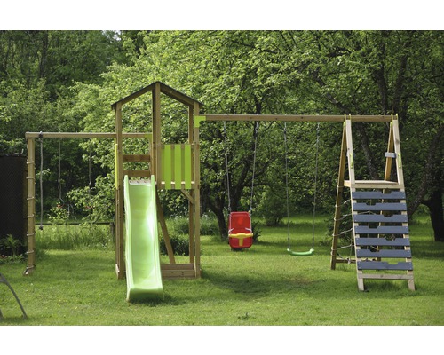 Spielplatz mit Schaukel, Rutsche und Klettergerüst im Garten.