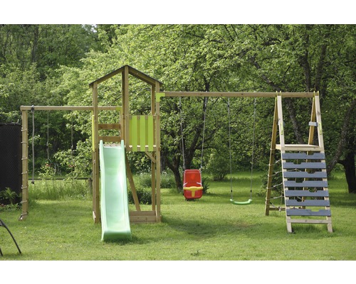Spielplatzgerät mit Schaukel, Rutsche und Klettergerüst im Garten.