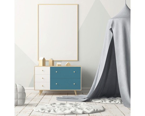 Helles Kinderzimmer mit Kommode, Dekoration und Himmelbett