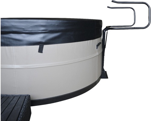 Runder Outdoor Whirlpool mit Einstiegshilfe.