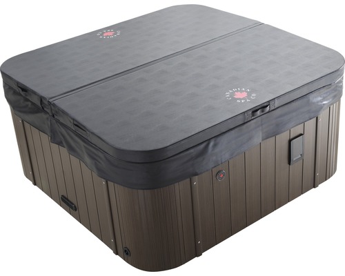 Abgedeckter Whirlpool mit dunkler Holzverkleidung