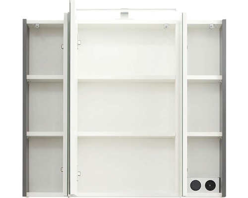 Offener dreitüriger Spiegelschrank mit mehreren Regalen zur Badezimmeraufbewahrung