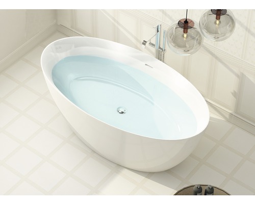 Freistehende Ovale Badewanne Sanotechnik Miami G9027 170x82x58,5 cm weiß Freistehende Badewanne mit Wasser in einem hellen Badezimmer.