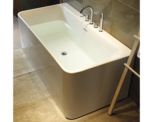 Körperformbadewanne Sanotechnik Paris G9029 170x80x58,5 cm weiß Freistehende Badewanne gefüllt mit Wasser im Badezimmer