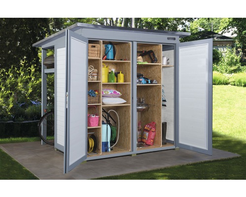 Gartenschrank weka Garten Q 200x200x217 cm grau-weiß Gartenschrank mit geöffneten Türen und Regalen, gefüllt mit Gartenzubehör.