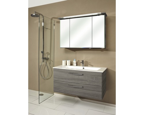 Badezimmer mit Dusche, Waschtischunterschrank und Spiegelschrank
