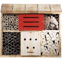 Insektenhotel aus Holz mit verschiedenen Füllmaterialien