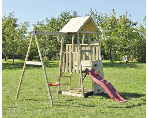 Spielturm mit Rutsche, Schaukel und Kletterwand auf Rasen