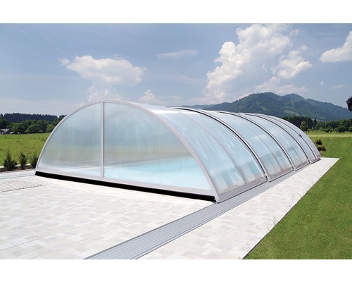 Schwimmbadüberdachung mit transparenten Paneelen und Schiebemechanismus