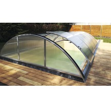 Schwimmbadüberdachung auf einer Holzterrasse