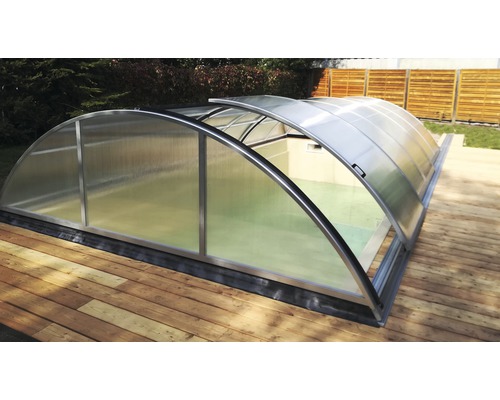 Schwimmbadüberdachung auf einer Holzterrasse