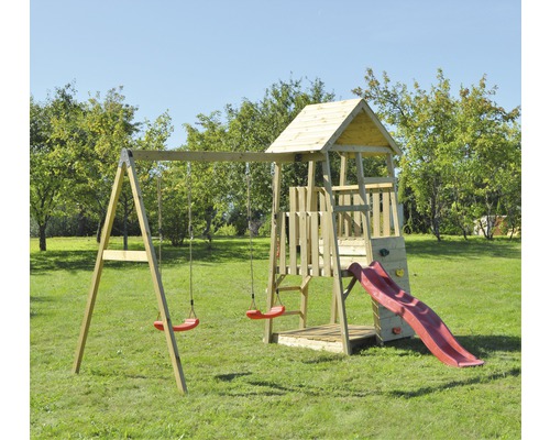Spielplatz mit Schaukel, Kletterwand und Rutsche auf einer grünen Wiese