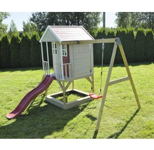 Spielturm mit Schaukel und Rutsche im Garten
