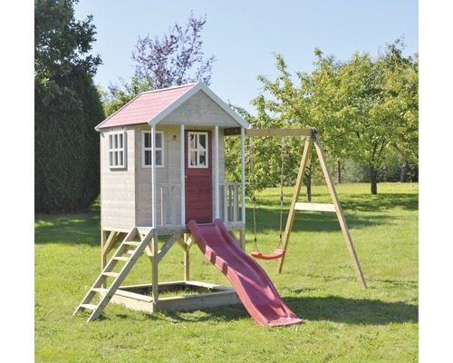 Spielhaus mit Rutsche und Schaukel auf einer Wiese