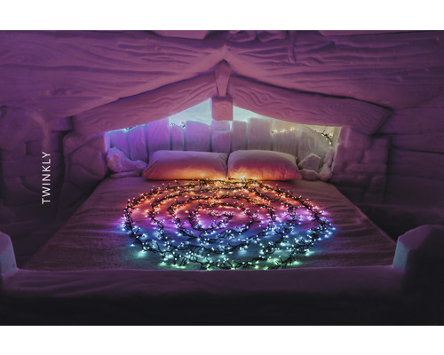Schlafzimmer in Iglu-Optik mit dekorativer Lichterkette auf dem Bett