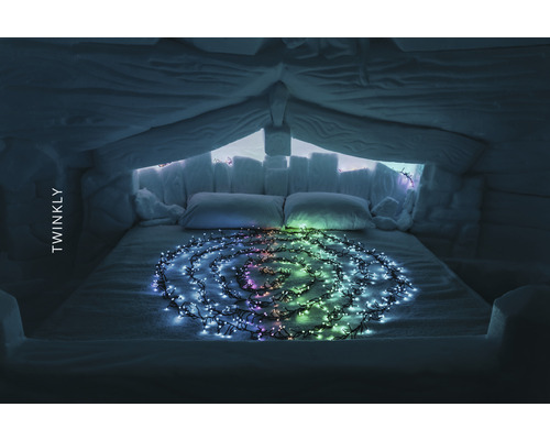 Bett mit Lichterkette in Iglu-ähnlicher Umgebung