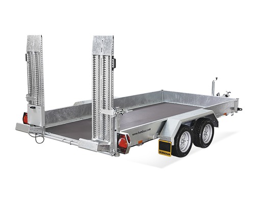 Anhänger mit zwei Achsen und Auffahrrampen für den Transport