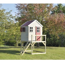 Spielhaus aus Holz mit Treppe und Plattform im Garten