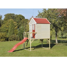 Spielhaus aus Holz mit Rutsche im Garten
