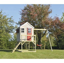 Spielhaus mit Schaukelanlage auf einer grünen Wiese.