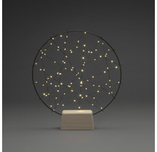 Dekorative Tischleuchte mit LED-Lichtern in einem runden Drahtrahmen auf einem Sockel