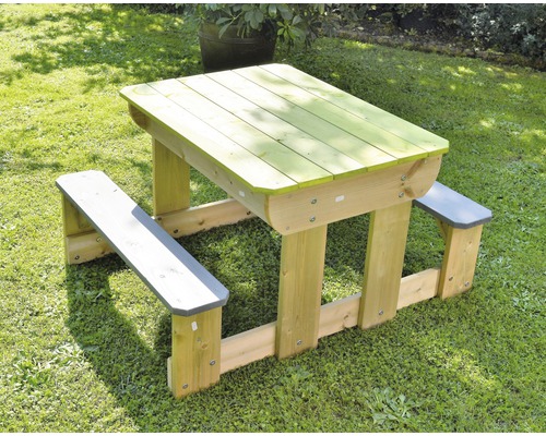 Kindersitzgruppe aus Holz für den Außenbereich