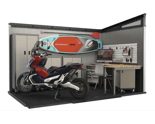 Organisierter Stauraum mit Motorrad, Stand-Up-Paddleboard und Werkbank