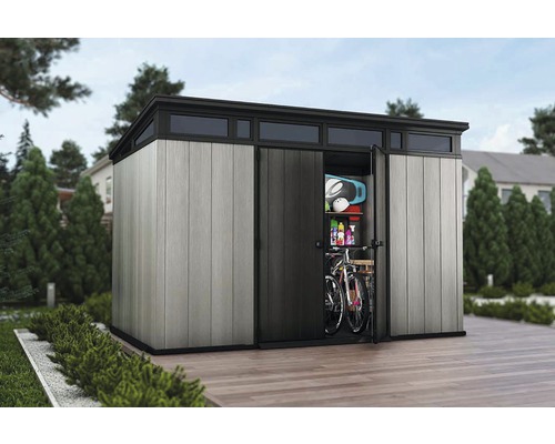 Geräumiger Geräteschuppen mit geöffneter Schiebetür und Gartengeräten