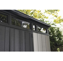 Detailansicht eines Gartenhauses mit Fenstern und Holzwänden