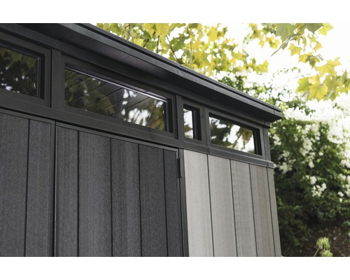 Detailansicht eines Gartenhauses mit Fenstern und Holzwänden