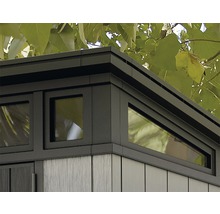 Detailansicht eines Gartenhauses mit Fenstern und Dachabschluss