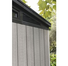 Detailansicht eines Gerätehauses mit Fenster und Lüftungsgitter.