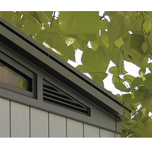 Detailansicht eines Gartenhauses mit Fenster und Belüftungssystem