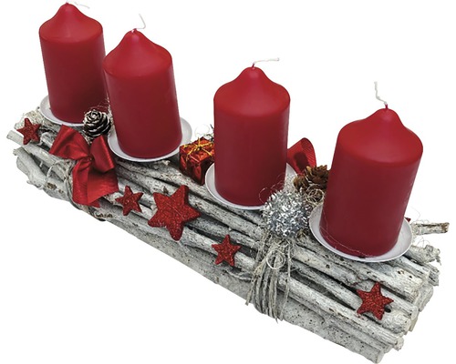 Adventskranz mit vier Kerzen auf einem Holzboden, dekoriert mit Sternen und Schleifen