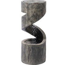Dekorativer Gartenbrunnen mit gewundenem Design.
