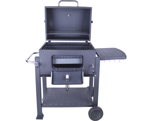 Holzkohlegrill mit geöffnetem Deckel und Seitenablage
