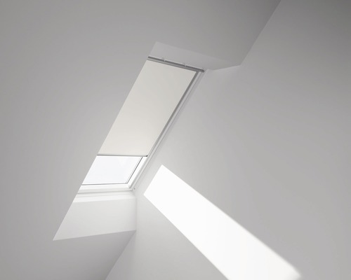 Dachfenster mit Rollo für den Sonnenschutz.