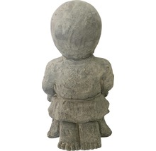 Rückansicht einer Gartenfigur aus Stein