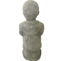 Rückansicht einer Gartenfigur eines sitzenden Jungen