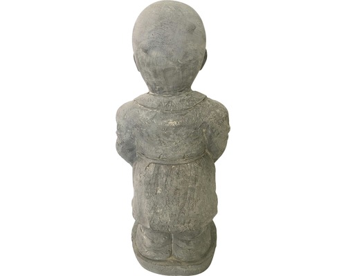 Rückansicht einer Gartenfigur eines sitzenden Jungen