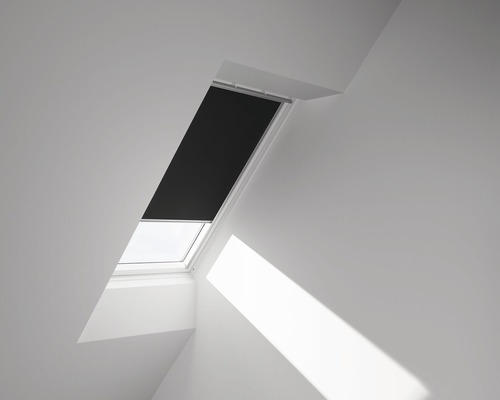 Dachfenster mit Verdunkelungsrollo im geschlossenen Zustand