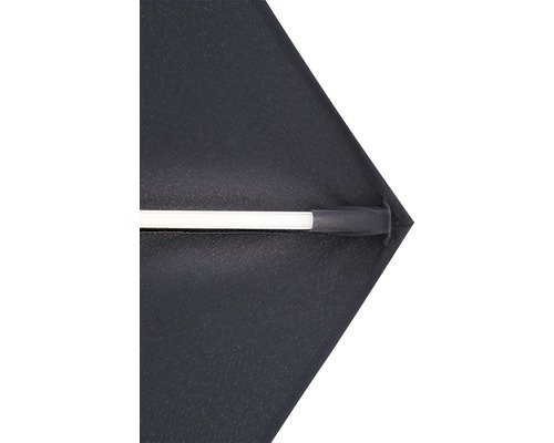 Detailansicht eines schwarzen Sonnenschirms mit Stange