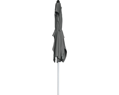 Geschlossener Gartenschirm mit weißem Mast