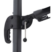 Detailansicht eines Sonnenschirms mit Handkurbelmechanismus