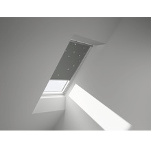 Dachfenster mit Verdunkelungsrollo mit Sternenmuster