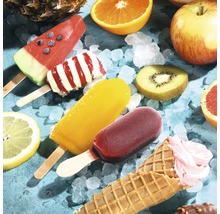 Verschiedene Eis am Stiel und Früchte auf Eiswürfeln