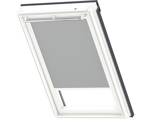 Dachfenster mit heruntergelassenem Rollo zur Verdunkelung