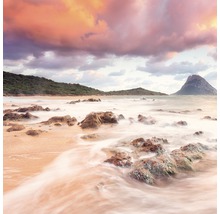 Strandlandschaft mit Felsen und Meer